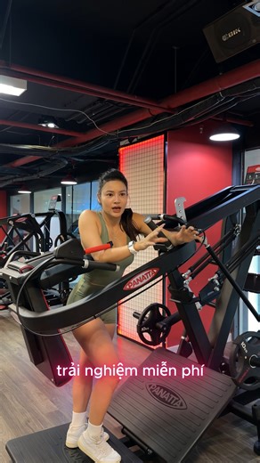Chị em muốn vòng 3 căng – tròn – tách múi đẹp chuẩn fitness? Ruby Fitness là nơi Thảo Twhey lựa chọn để review vì sở hữu hệ thống máy mông – đùi chuyên sâu lớn nhất miền Bắc, bao gồm: ✔️ Panatta Pendulum Squat – máy được mệnh danh là “quái vật xây vòng 3”. ✔️ Máy mông – đùi Panatta/Intenza bản cao cấp. ✔️ Hàng trăm MBH mới 100%, chỉnh góc độ chuẩn biên độ cho chị em. Toàn thiết bị tập hạng S - hạng A mà giá tập lại rất chi hợp lý, có lý do gì để chị em không chọn tập tại phòng vừa xịn, vừa thoán