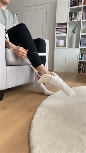 Sliter du med å ta på deg sokker eller støttestrømper uten hjelp? 🧦 Vi har et godt utvalg av ulike ergonomiske strømpepåtrekkere hvor du slipper å bøye deg ned. Her ser du Strømpepåtrekker DELUX, den er myk, behagelig å enkel å bruke 🙌👍 | Hjelpemiddelpartner