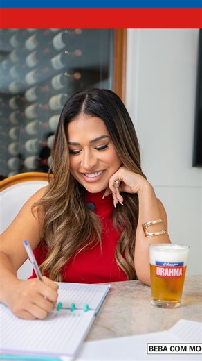 Simone Mendes on Instagram: "Eu achando que ia chamar “só os íntimos”... e a lista decidiu virar o caderno inteiro. 🤭 Ainda bem que com o cupom SIMONEPEDECHOPP dá pra garantir R$50 off no Chopp Brahma dessa galera toda. 🍻 #BebaComModeração #ChoppBrahma #publicidade"