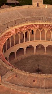 ¿Conoces el Castillo de Bellver de Palma (#Mallorca)? Es una impresionante fortaleza gótica del siglo XIV con una planta circular única en España.🤯 Ubicado a 112,6 metros sobre el nivel del mar, este castillo testigo de la historia fue residencia de los Reyes de Mallorca. 👏🏻 #islasbaleares #illesbalears #castillodebellver #castillobellver #travel #history | Illes Balears (Mallorca - Menorca - Ibiza - Formentera)