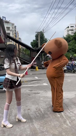 865K views · 10K reactions | Không trêu chọc Mỹ Nữ là Gấu Lầy ăn cơm không ngon 藍藍藍 #khoaicoihai #haihuoc #funny #justforlaughs #haikich #gaubeo #gaubeolayloi #gaulay #gaulaymatngau #trending #gauhaihuoc #gausieulay #gausieucute #gaulaytiktok #gaulaythanhgaulieu #gausieuquay #haihuocvuinhon | Super Muddy Bears | Facebook