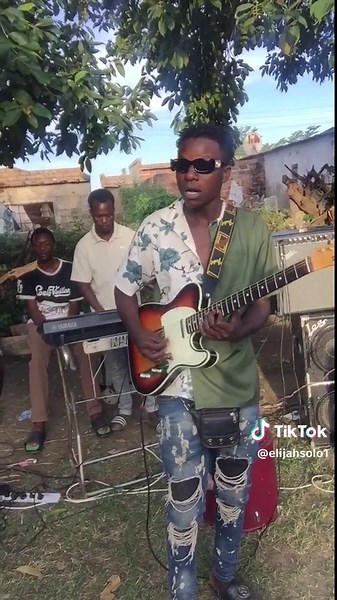 On sound check 🔥🎸🎸✅😃