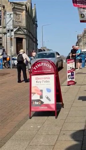 Man stopping cars driving doon Dunfermline high street | Fife jammer locations