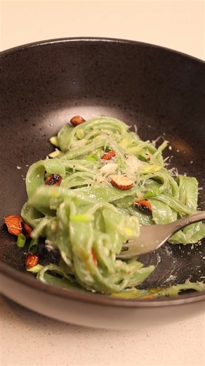 Fettuccine de Espinaca con Queso Azul Irresistible