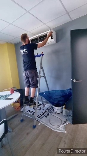 Entretenir sa climatisation est un point essentiel à: - sa durée de vie - sa consommation - l'air que vous respirez Il ne s'agit pas seulement de nettoyer les filtres. Ici une vidéo en accélérée du process d'un bon nettoyage d'une climatisation. Démontage complet de l'unité intérieure: - inbiber d'eau et de produit adéquat au nettoyage d'une climatisation - frotter le corps de l'appareil (échangeur, turbine...) - vider et nettoyer le bac à condensat Ce que vous ne voyez pas dans la vidéo: - nett