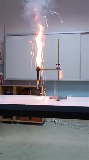 Fen L🎯CK on Instagram: "🗝️Sodyumu suya atma modasına bay bay 😍🔥👋 ♥️Gönderiyi beğenip kaydetmeyi unutmayalım😇 ⚠️Tehlikeli Deney Değildir ❗ 🔗 Reçete linki için yorum yapabilirsiniz 🚫DM'den mesaj atmayalım. 📜FenLock Deney Portföyü (262 Deney Mevcuttur) #science #chemistry #experiment #magic"