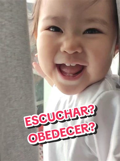 Harumi no escucha… Solo escucha lo que le conviene 😂👶🏻 Si digo “no toques eso” → oído selectivo Si digo “vamos a comer” → aparece en 0.2 segundos Conclusión: sí escucha, pero obedece cuando quiere 😅✨ #humordemamas #beberebelde #maternidadreal #mamasdetiktok #bebestiktok