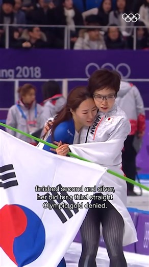 Kodaira Nao comforted Lee Sang-Hwa after the women’s 500m final at #PyeongChang2018, a powerful moment of respect and shared excellence beyond the podium. ❤️ #Olympics #MilanoCortina2026 #SpeedSkating | Olympics