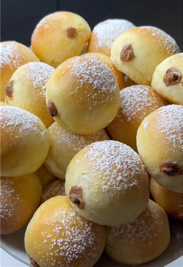 👇 BEIGNETS AU FOUR 👇 . n’hésitez pas à doubler tout les ingrédients si vous êtes nombreux. . ⭐️ INGRÉDIENTS 340g de farine ( ici t45) 1 pincée de sel 120ml de lait 15g de levure boulangère fraîche OU ( 7g de levure boulangère déshydratée ) 40g de sucre 1 œuf 30g de beurre doux , mou . de l’eau froide de la pâte à tartiner de ton choix, ou confiture ou laisser comme ça nature sucre glace ou sucre poudre . ⭐️ CUISSON : 10min à 180° chaleur tournante ⭐️ QUANTITÉ : j’ai oublier de compter mais env