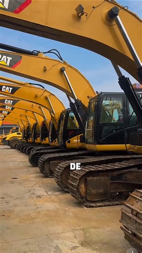 🚜 Every operator's dream! A perfect line of Caterpillar excavators 😱 #heavyequipment