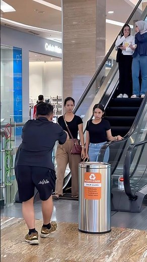 Escalator filter prank 😆