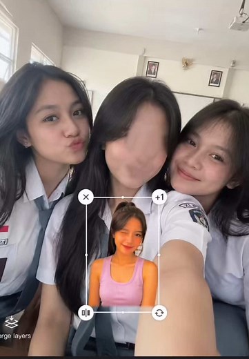 Hypic adalah alat pengeditan foto yang canggih.Saya mengambil foto bersama yang bagus dengan sahabat-sahabatku, tetapi salah satu dari mereka tidak suka ekspresinya di foto tersebut, jadi saya mengganti bagian dirinya di foto dengan foto lamanya yang bagus. Hypic is a powerful photo editing tool. I took a nice group photo with my best friends, but one of them didn't like her expression in it, so I replaced her part in the photo with a nice old picture of her #hypic #hypiccreator #Godpic @hypic_v