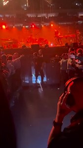 @radiohead saliendo del escenario en Berlín 🇩🇪 Jonny: Se esconde Thom: Agradece pero pone límites Phil: Un único apretón de mano (afortunado) Colin: Celebra Eeeeeed: Es uno de nosotros 🥹 🎥 u/Quantity-Emergency #radiohead #radioheadlive #radioheadfans | Radiohead Latin America