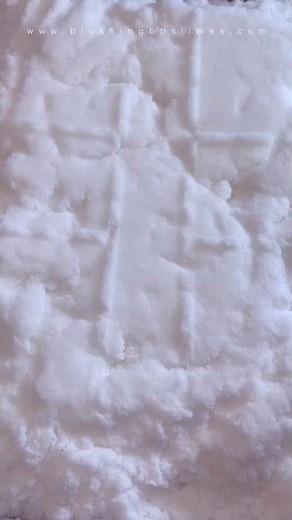 Snow or slime? ❄️✨ This is our icee slime, feels super sizzly & cooling 🥰 #slime #satisfying