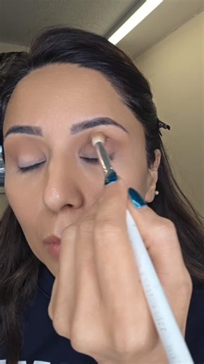 Eshaal Maliq on Instagram: "✨️Warm toasty makeup with sparkling twist✨️ ✨️PALETTE:@kvdbeauty shark+ light eye. ✨️CORRECTOR:@hudabeauty fauxfillter ✨️concealer:@natashadenona hyglam concealer NP 10 ✨️Masqara:@kvdbeauty Ink black 10 ✨️eyes shadow liquid:@mmmmitchell (drip drip) ✨️blusher:@yslbeauty kiss&blush baby doll 5 ✨️setting powder: @kryolanofficial anti_shine face &body powder (light) ✨️lipliner:@narsissist precision lip liner. ✨️Lipstick 💄 @fentybeauty surf melon. ✨️setting spray: @loreal