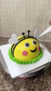 12K views · 156 reactions | Bee Cake #cakes #beecake #viral #cake #newcakedesign #cartooncakes #viralreelsfacebook | Cakecreation1911 | Facebook