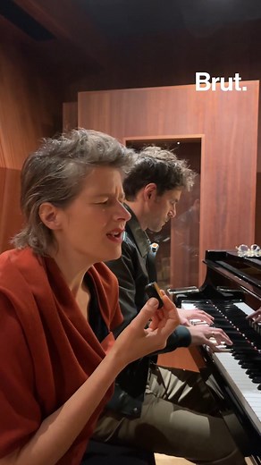 Comment on crée une bande originale ? Derrière la BO du film Emilia Pérez, ce sont eux : la chanteuse Camille et le compositeur Clément Ducol. Aux côtés du réalisateur Jacques Audiard, ils ont façonné l’ambiance de ce “drame musical” mexicain. En studio, ils nous racontent les coulisses de leur composition, dont l’album sort ce mercredi. | Brut