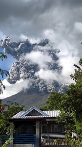 TINGNAN: Nakuhanan ang pagputok ng Mt. Kanlaon sa Negros Occidental. 🎥: FB| Dianne Paula Abendan #bomboradyoph #BomboRadyoDagupan #bomboradyophilippines #bomboradyonews | Bombo Radyo Dagupan