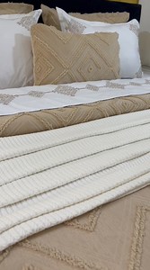 Modèle Bohême Enssemble de lit composé de parure de drap brodé tissu 100% coton et couvre lit en pur coton piqué : - Un drap plat brodé, tissu 100% coton (2.40/2.50m) ou une housse de couette brodé (2.20/2.40 ou 2.40/2.60m) - Deux taies d oreillers brodés 70/50cm - Deux taies d oreillers simples 70/50cm - Un couvre lit en piqué royale pur coton 2.40/2.50m - Housse de coussin décoratif 50/35cm - Plaide en coton torsadé 230/120m ✔️Vous pouvez choisir le nombre de pièces qui vous convient Livraison