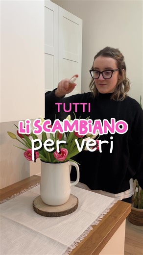 Tutti si scambiano per veri 🌷 E no… non sono tulipani freschi. Questi tulipani soft touch di Enzo De Gasperi sono così realistici che ingannano lo sguardo (e anche il tatto). 🤭 Portano la primavera in casa in un attimo e restano sempre perfetti nel tempo: niente appassimento, niente foglie brutte. Puoi anche spruzzarci il tuo profumo preferito ✨ E se li metti in un vaso trasparente con un po’ d’acqua, sembrano davvero appena colti. Disponibili in tantissimi colori 🌷 ⚠️ Attenzione: quando li v