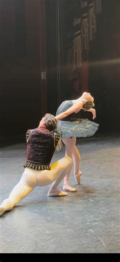 Incredible Elisabeth Beyer makes her Odette/Odile debut! The Ellison Ballet graduate takes on the iconic role in Swan Lake opposite fellow American Ballet Theatre dancer Michael Dé La Nuez at Teatro Arcimboldi Milano in Italy this past weekend. Footage reposted from @elisabethsbeyer and @tam.ballet #elisabethbeyer #swanlake #ellisonballet #odetteodile | Ellison Ballet