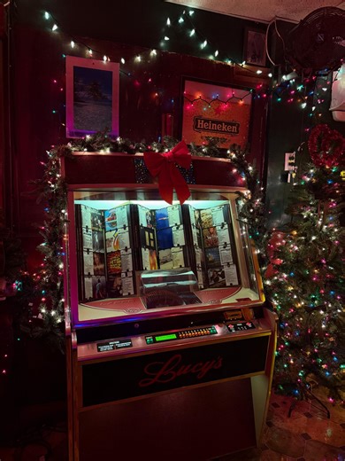 Lucy’s | ‘Tis the season at Lucy’s! Have you seen a more perfect split?! Merry merry. ❤️, Lucy | Instagram