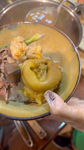 Chuẩn bị hồ sơ hành lý mỗi lần di chuyển, du lịch, nhắc bà Mai chụp ảnh làm hộ chiếu visa đi nước ngoài bà toàn bảo: Anh ơi ở nhà con tn còn chưa đủ chill hay sao con😆 Đùa may thế, xung quanh trước giờ toàn người dễ tính dã man nấu món gì mn cũng khen ngon lắm luôn😂ngon hơn cả nhà hàng😁 chả ai chê hay bắt lỗi để bị ế gì bao giờ😁 Mà thực ra với nhiều mẹ vào bếp là lúc đó chuyên tâm làm thực sự nhưng với mình bao năm trời thường lúc vào bếp là lúc kiếm tiền mệt rồi, laooo vào bếp là để chill đ