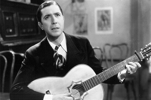Carlos Gardel en Barcelona: los cien años de su debut en un emblemático teatro y el homenaje del cantor Leonardo Pastore