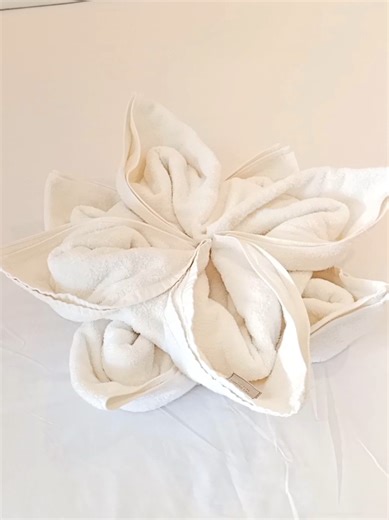 Cara bikin kamar berasa Hotel Bintang 5! 🌸✨ Siapa bilang bikin hiasan handuk itu susah? ini tutorial flower towel ala Puri Residence yang simpel banget tapi hasilnya cakep buat mempercantik kasur. Save video ini buat kamu praktekin di rumah atau di kostan kamu ya! #fyp #tutorial #hotel