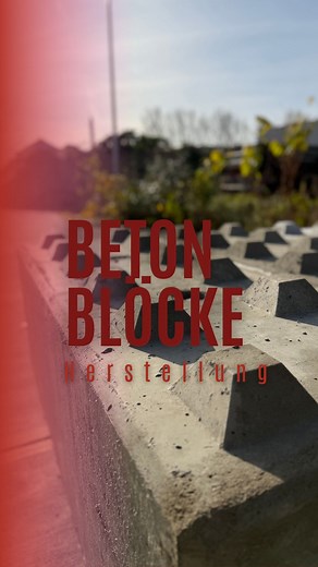 So entstehen Modulare Betonblöcke – Schritt für Schritt: 1️⃣ Materialien mischen (Sand, Kies, Zement, Wasser) in unserer Radlader-Mischschaufel von der Firma @tibatek_gmbh 2️⃣ Beton in die Form einfüllen von der Firma @betonblock.concretemoulds 3️⃣ Verdichten für maximale Stabilität 4️⃣ Beton aushärten lassen 5️⃣ Fertiger Block – stapelbar & vielseitig einsetzbar 6️⃣ Lieferung für Bauprojekte, Mauern, Boxen & vieles mehr 🧱🚛 #terrasolutions #infrastruktur #bauunternehmen #tiefbau #myterrasoluti