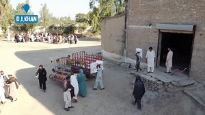 A glimpse from our food distribution in D.I.Khan, KP where WFP is reaching out to thousands of flood-affected families with food assistance. Joint humanitarian efforts are needed to ensure people have access to the support they need. | World Food Programme