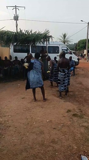 24K views · 415 reactions | Nanan Tchemelekan 2 chef canton des ayahou rend visite à son peuple ayahou de derrière l'eau département de sakassou des villages suivant : Assamabo, Akoviebo, Dieou , Brongonzue, Sagui, Petoukro, | Baoulé TV | Facebook