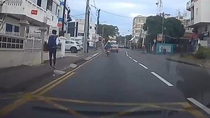 336K views · 2.4K reactions | Accident Rose Hill ce mercredi.. moto vine devant loto kan robot passe vert | Mopays.com | Facebook