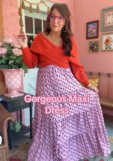 This floral maxi dress is STUNNING! I love the tiers and that pattern SO much! #maxidress #maxidresses #floralmaxidress