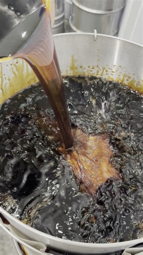 Filtration du vinaigre balsamique à l’érable 🍁 et à l’ail noir ⚫🧄. Une fois la réduction lente terminée et le vinaigre prêt à être mis en bouteille, on le filtre une dernière fois pour retirer tous les résidus restants. Si ce n’est pas déjà fait, vous devez absolument goûter ce vinaigre de style balsamique : complexe, riche, parfaitement vinaigré et subtilement sucré 🍁⚫. Une touche gastronomique qui transforme vos plats ✨ Tellement satisfaisant! #balsamicvinegar #vinaigrebalsamique #Maple #bl