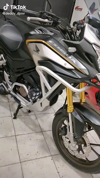 CB 150 X Crashbar Installation: Silver Crash Bar for CB150X