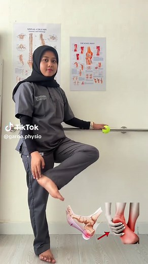 Nyeri pada tumit atau telapak kaki saat bangun tidur ? Atau berdiri lama ? Dan berjalan ? Bisa jadi kamu kena Plantar Fasciitis. Lakukan latihan diatas untuk mengurangi nyeri tumit. Informasi & Reservasi: 📞 0851-2362-7697 📍Jl. Poris Residence Ruko A2 no 6 (CFD CIPONDOH) Poris Plawad Utara, Cipondoh, Tangerang. #gardaphysio #physiotherapy #klinikfisioterapi #cipondoh #fisioterapitangerang #wellness #nyeritumit #nyeritelapakkaki