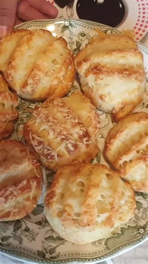 A sajtos pogácsánál nincs jobb választás szilveszterkor sem. ❤️🎉 A recept a weboldalamon elérhető, link a biomban! #pogácsa #sajtospogácsa #szilveszter #újév #recept