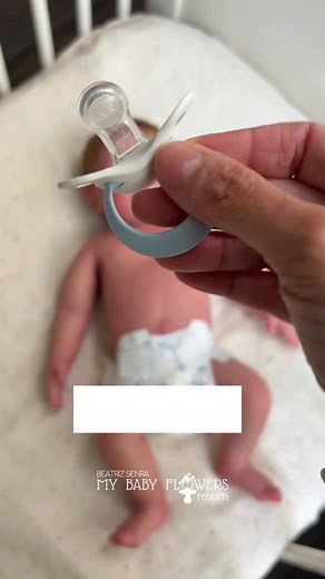 34K views · 702 reactions |  Watch how this silicone baby takes a real pacifier… It’s pure magic ✨ -.-.-.-.-  Mira cómo este bebé de silicona usa un chupete de verdad… Es pura magia ✨ | Beatriz Senra | Facebook