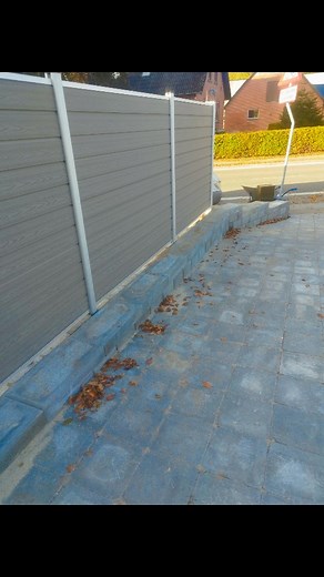 En kunde, som fik fjernet buske og hække, og fik udvidet indkørslen. Vi satte en støttemur mellem terrasse/have og fortorv. Vi opsatte et vedligeholdelsesfrit hegn af komposit og som afslutning lå vi træflis underhegnet. Indkørsel ... Herregårdssten 28x28x7 Støttemur ... Nordic Block Hegn ... Jima hegn, basis profil med alu stolper 160 cm #hobro #terrasse #poulsmindeudlejning #komposithegn #støttemur #jimahegn #indkørsel #mariagerfjord | MT Belægning