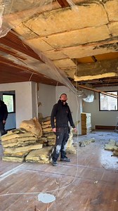 Vi er i gang med en større renovering i Ganløse: lofter ned, vægge væk, gulve op og nye vinduespartier på vej. Der bliver gulvvarme, foldedør, kip og sildebensgulv – det hele bliver forvandlet fuldstændigt. Følg med for at se processen og resultatet 🔨 | Niva byg & montage