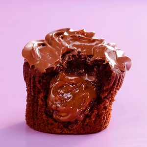 Surprise Snickers-Filled Cupcakes