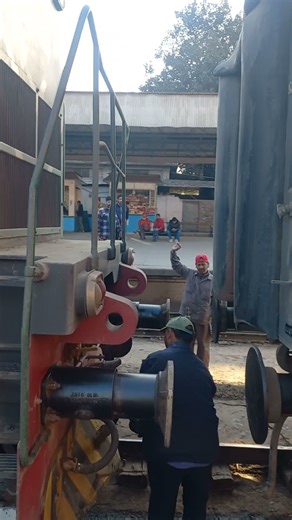 Dangerous jobs Looks easy but hard Coupling of locomotive how to attach train engine with train #yt