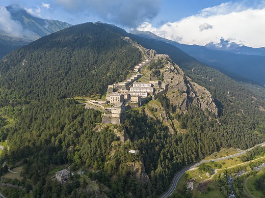 Borghi dipinti, fortezze e laghi: cosa vedere e cosa fare in Val Chisone