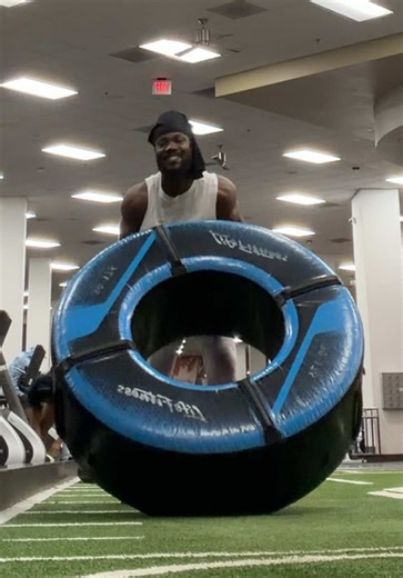 The flips work a lot of muscle at the same time: LEGS: (quads, hamstrings, glutes) when you drive the tire up BACK: (lower and upper) when lifting SHOULDERS & ARMS: when pushing the tire down CORE: for stability and power #tireflip #gym #gymtiktok #workoutroutine #fullbodyworkout