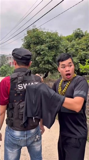 A beggar saved a man from a kidnapper #short #ytshorts #trendingshort #viralshort #facts #new