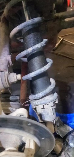 blown rear spring #arcticcat500 #blownshock #atv #arcticcat #atvrepair #litgrowgang #litgrowgangcommunity #shockblown #atvproblems #repair #magneticpurpose #magneticpurposeadventures