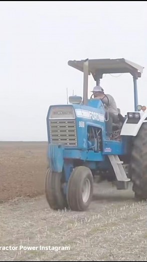 Ford Tractor 9600 plowing in action