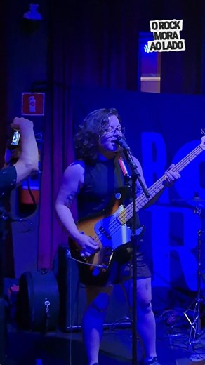 O Rock Mora Ao Lado on Instagram: "⚡️Todo mundo sabe qual o evento pra conhecer bandas de rock autorais na Lapa. Se você não sabe, é o Rockarioca Convida, que rola toda segunda quinta-feira de cada mês no bar La Esquina. 🤘 O Rockarioca Convida traz sempre duas bandas da cena independente, sendo uma delas formada por mulheres. Os grupos são convidados pelo produtor Pedro Serra, criador da playlist Rockarioca partir no Spotify. 🎸O ROCK MORA AO LADO compareceu a este grande evento independente do