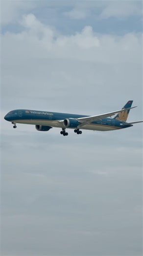 Vietnam Airlines Boeing 787-10 Dreamliner landing at Tan Son Nhat ✈️✈️✈️